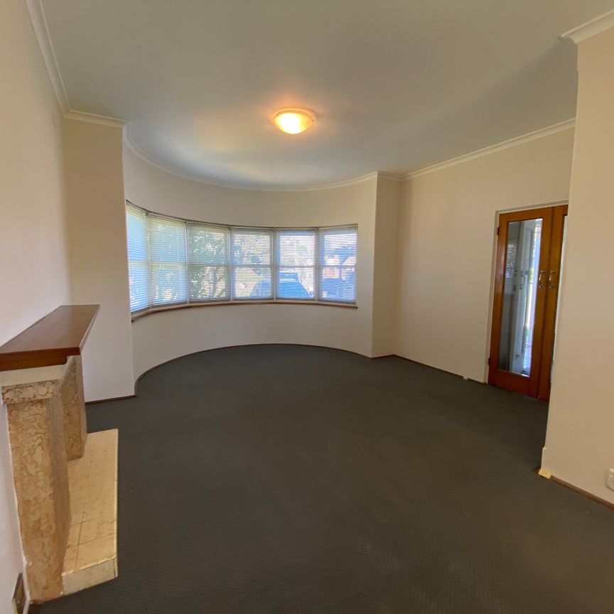 Fully Rennovated & Freshly Painted Family House in Eastwood - Photo 1