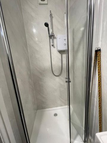 1 bedroom in a house share to rent - Photo 4