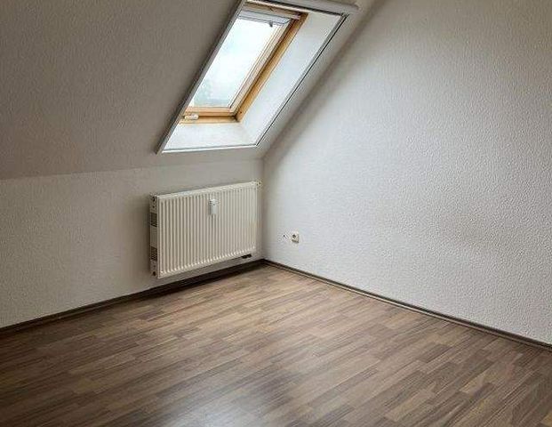 Individuelle und geräumige Dachwohnung! Tageslichtbad mit Wanne und Dusche! - Foto 1