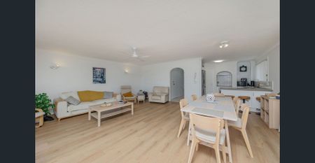 Huge Fully Furnished Apartment with absolute Broadwater Views - flexible stays available - Photo 2