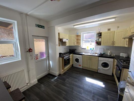 1 bedroom in a house share to rent - Photo 1