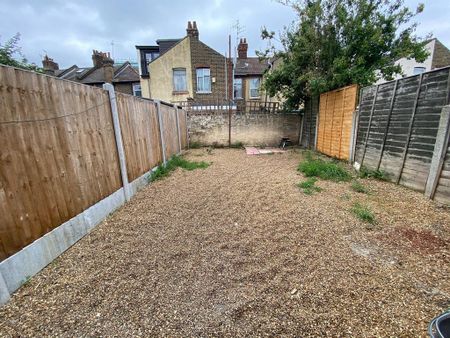 4 bedroom terraced house to rent - Photo 2