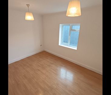 2 Bed Flat, Pitlake, CR0 - Photo 3