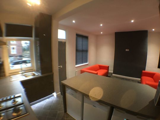 4 Bed - 12 Beechwood Street, Burley, Leeds - LS4 2LX - Student - Photo 1