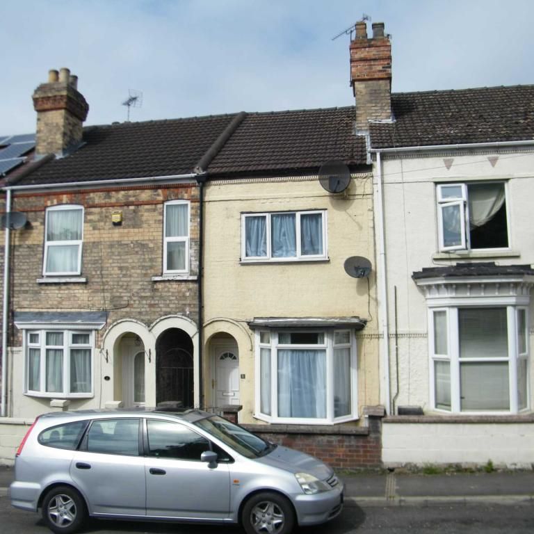 3 bedroom mid-terrace to rent St Johns Terrace - Photo 2