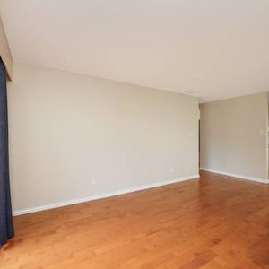 Lower Lonsdale Spacious 1bed/1bath with balcony - Photo 2