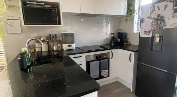 Stylish 3-Bedroom 2.5 bathroom plus a study in Prime Westgate Location - Photo 1