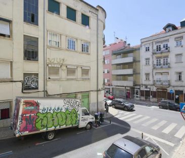 Room in a shared 4-bedroom apartment for rent in Lisbon, some bills included. - Photo 6