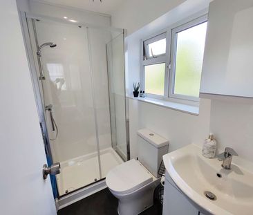 Newly Refurbished! Modern Rooms...🌟 Room 1 - Photo 3