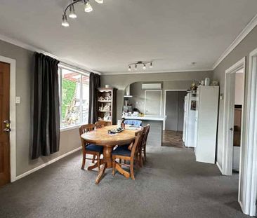 A spacious Brighton home! - Photo 2