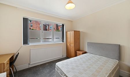 Spacious 6-Bed Student House with Open Plan Kitchen in Prime Location - Photo 4