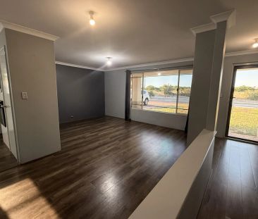 Coastal Comfort and Convenience - Your Secret Harbour Retreat Awaits - Photo 1