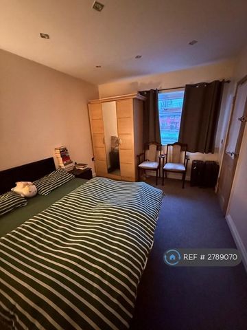 4 bedroom terraced house to rent - Photo 5