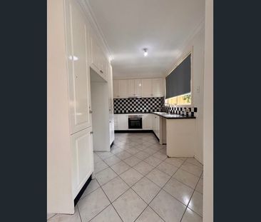 Charming 3-Bedroom Home in Quiet Court Location - Photo 4