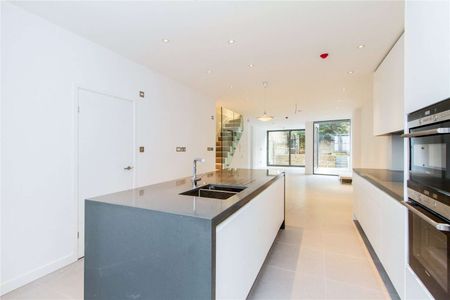 A modern five bedroom mid terrace home is available for rent - Photo 4