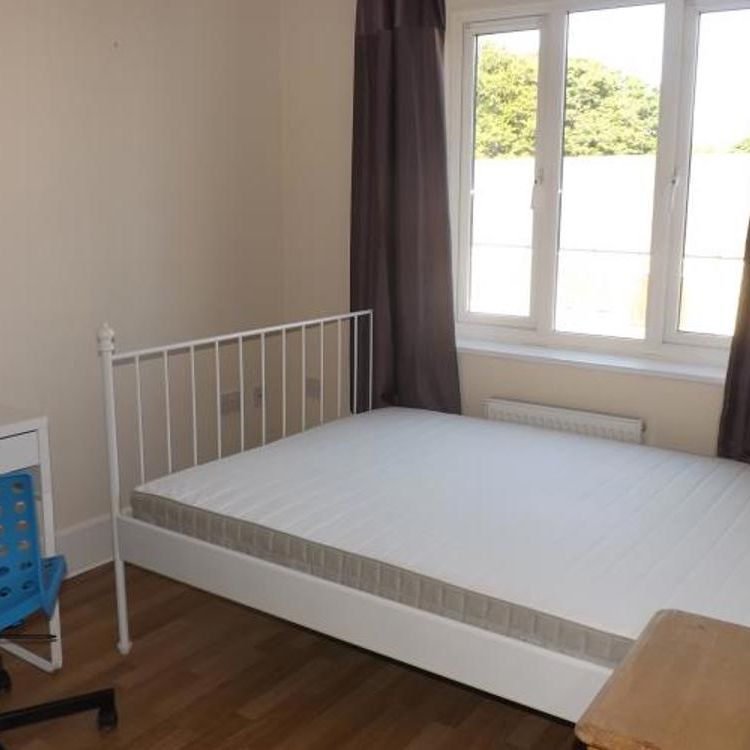 *** STUDENT PROPERTY *** Four bedroom student house. Availabe from August on a furnished basis, with bills excluded. - Photo 1