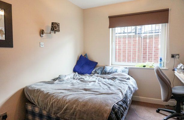 2 Bedrooms Broomfield Crescent - Photo 1