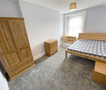 4 bedroom flat to rent - Photo 3