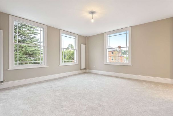 In a small development of 13 properties is this modern 1 bedroom apartment to rent within the Castle Hill conservation area. - Photo 1