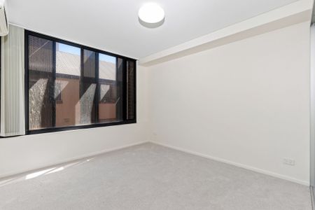 Executive City Living! - Photo 4