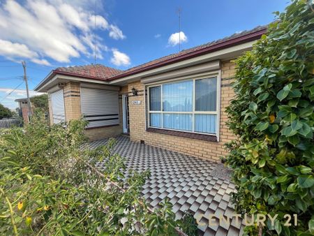 Spacious 3-Bedroom Home with Unmatched Garage Space&excl; - Photo 3