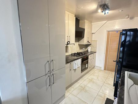 1 bedroom in a house share to rent - Photo 5