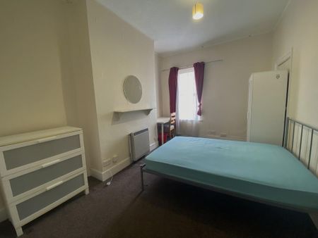 6 bedroom terraced house to rent - Photo 2