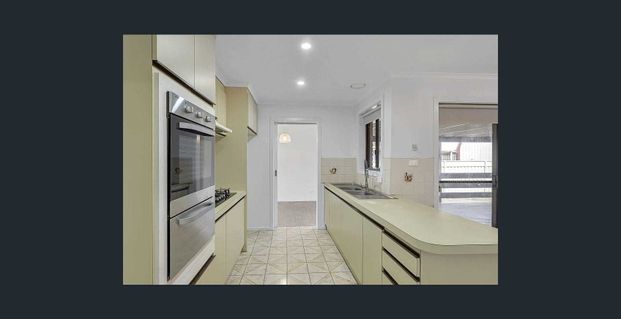 Beautiful 4-Bedroom Family Home in Quiet Court Location!! - Photo 1