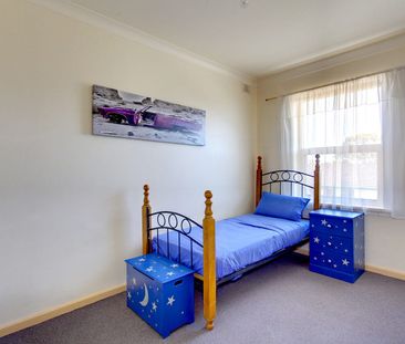 Bright, Spacious & Convenient 2-Bedroom Unit in Prime Location - Photo 4