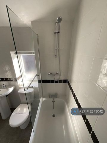 2 bedroom semi-detached house to rent - Photo 3