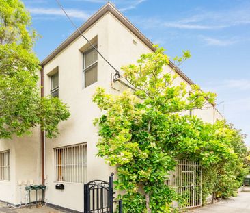 Spacious Top Floor Unit in the Heart of Dulwich Hill - Photo 2