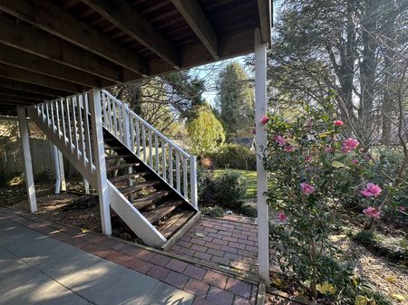 FURNISHED 3 BEDROOM COTTAGE - Photo 3