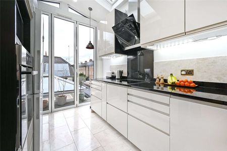 A brilliant two bedroom apartment on the Fulham Road close to all the local amenities. - Photo 3