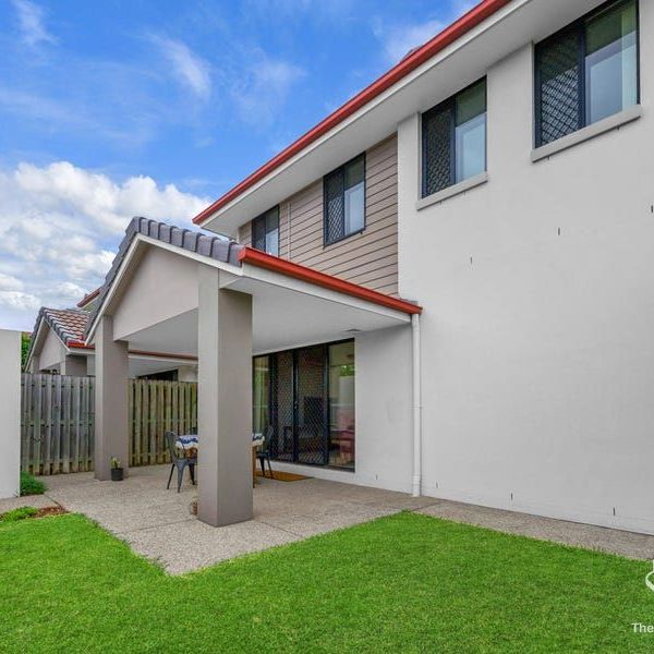 Spacious 3-Bedroom Townhouse with solar & Double Lock-Up Garage in Sought-After Corinda includes water and most of electricity. - Photo 1