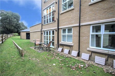 Queenswood Crescent, Englefield Green, Egham, Surrey, TW20 0AT - Photo 4