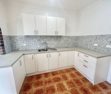 4 BEDROOM FAMILY HOME - Photo 2