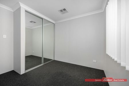 Spacious Family Living Opposite Parkland - Photo 5