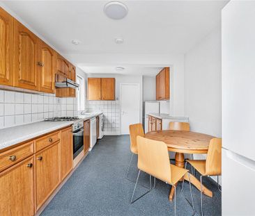 4 bedroom detached house to rent - Photo 2