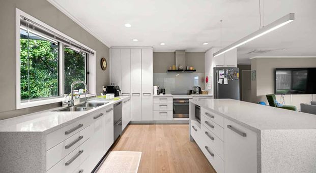 Available for rent for the first time in over a decade! - Photo 1