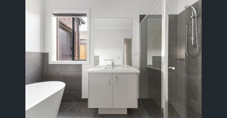 Spacious 4 Bedroom, 3 Bathroom Home with Double Garage - Photo 2