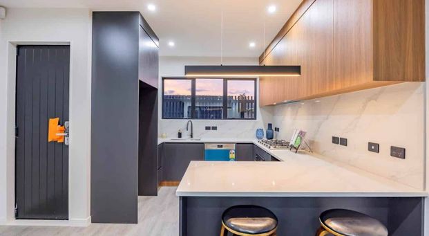 Spacious 5-Bedroom Family Home in Prime Pakuranga Heights - Photo 1