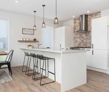 This stunning 4 bedroom, 2 bathroom house is now available for lease. - Photo 1