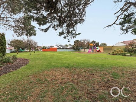 Open the Door To Family Luxury in Fulham Gardens - Photo 2