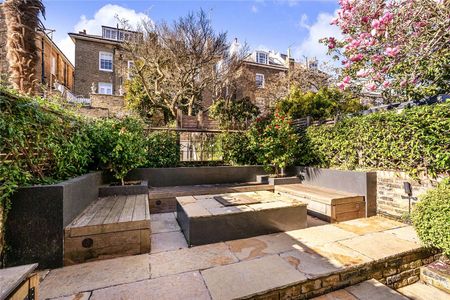 A beautifully refurbished four bedroom Chelsea townhouse offering striking design, generous living spaces and versatile modern amenities. - Photo 4