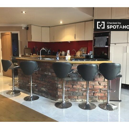 Room for rent in 4-bedroom house in Sandyford, Dublin - Photo 1