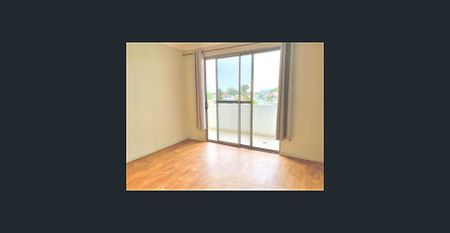 Spacious Apartment Plus One Study Room with Garden Views in Prime Location - Photo 2