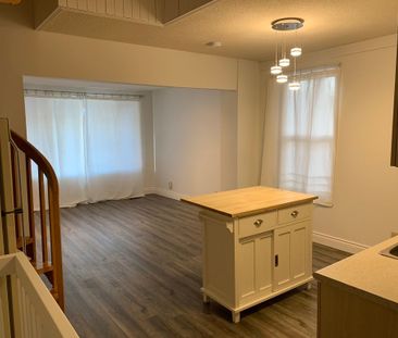 For Lease - 178 Coleman Avenue Unit# Front unit with basement, Toro... - Photo 5