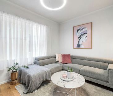 Street Front Townhouse Footsteps From Chapel Street - Photo 2