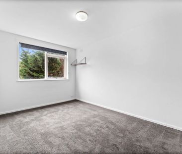 Light-Filled 1 Bedroom Apartment in Prime Armadale Location - Photo 3