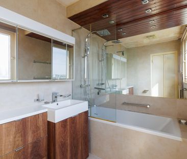 On the tenth floor, this duplex apartment provides wonderful views of London skyline. - Photo 4